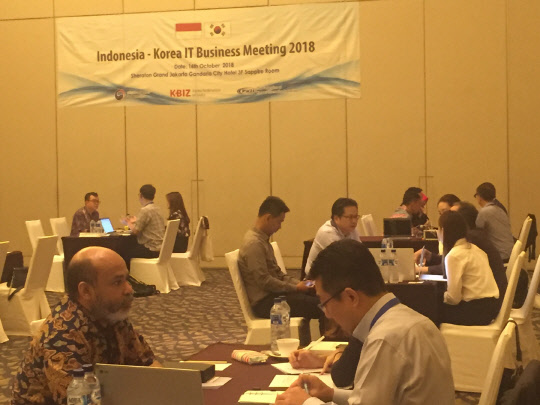 한국정보산업연합회가 16일 인도네시아 자카르타에서 개최한 '한·인니 IT비즈니스 상담회'에 참가한 국내 IT솔루션 기업들이 현지 기업들과 상담을 하고 있다. 이 행사에는 이글로벌시스템, 영림원소프트랩, 엔텔스, 네이블커뮤니케이션즈, 크리니티, 데이터뱅크시스템즈 등 10개 기업이 참가했다. 정보산업연합회 제공